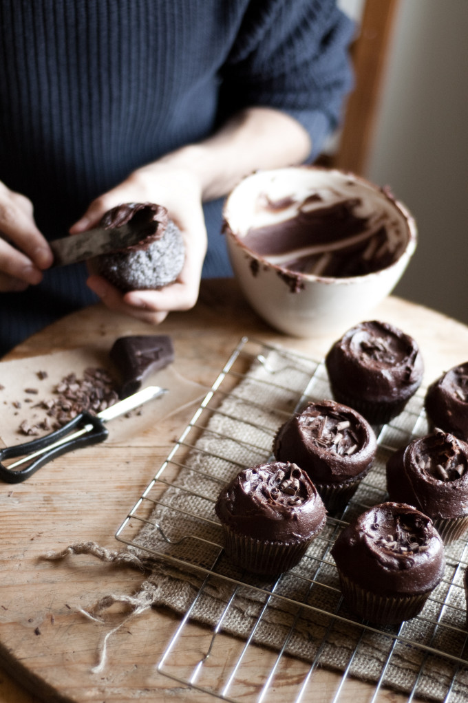frosting-chocolate-cupcakes-680x1022