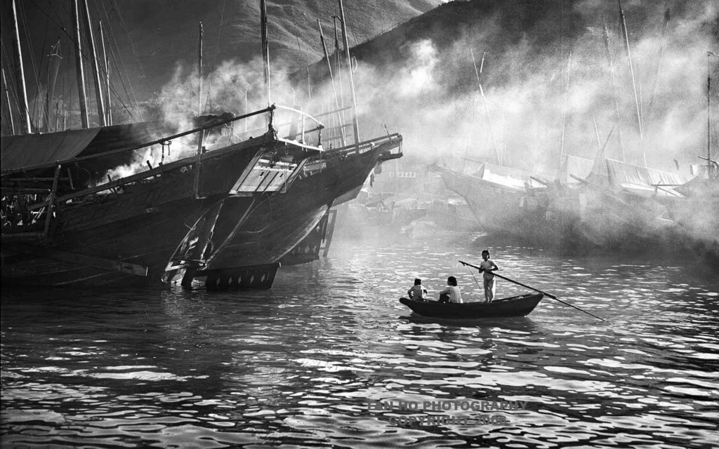 fan_ho_Hong_Kong_Evening-in-Aberdeen