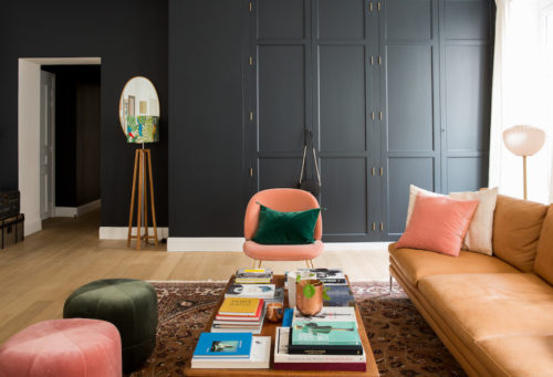 Living room of a Paris apartment, Morgane Sézalory, Black walls 